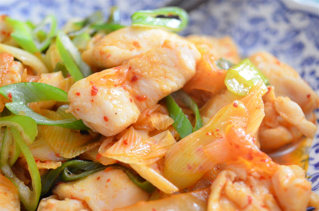 【魔法の粉でパサつきゼロ】鶏むね肉が驚くほどしっとり柔らかスパイシーに♡「あっさり鶏キムチ」作ってみた！
