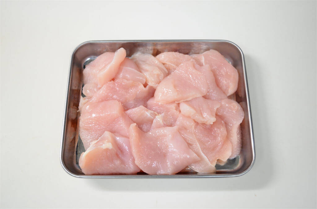 【魔法の粉でパサつきゼロ】鶏むね肉が驚くほどしっとり柔らかスパイシーに♡「あっさり鶏キムチ」作ってみた！
