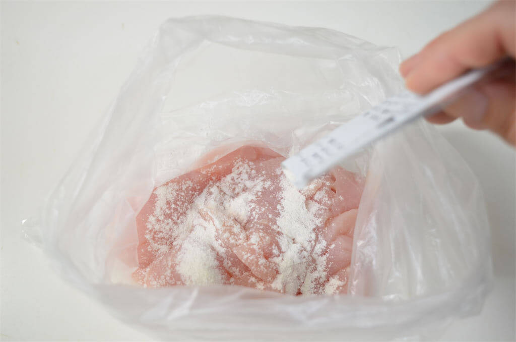 【魔法の粉でパサつきゼロ】鶏むね肉が驚くほどしっとり柔らかスパイシーに♡「あっさり鶏キムチ」作ってみた！