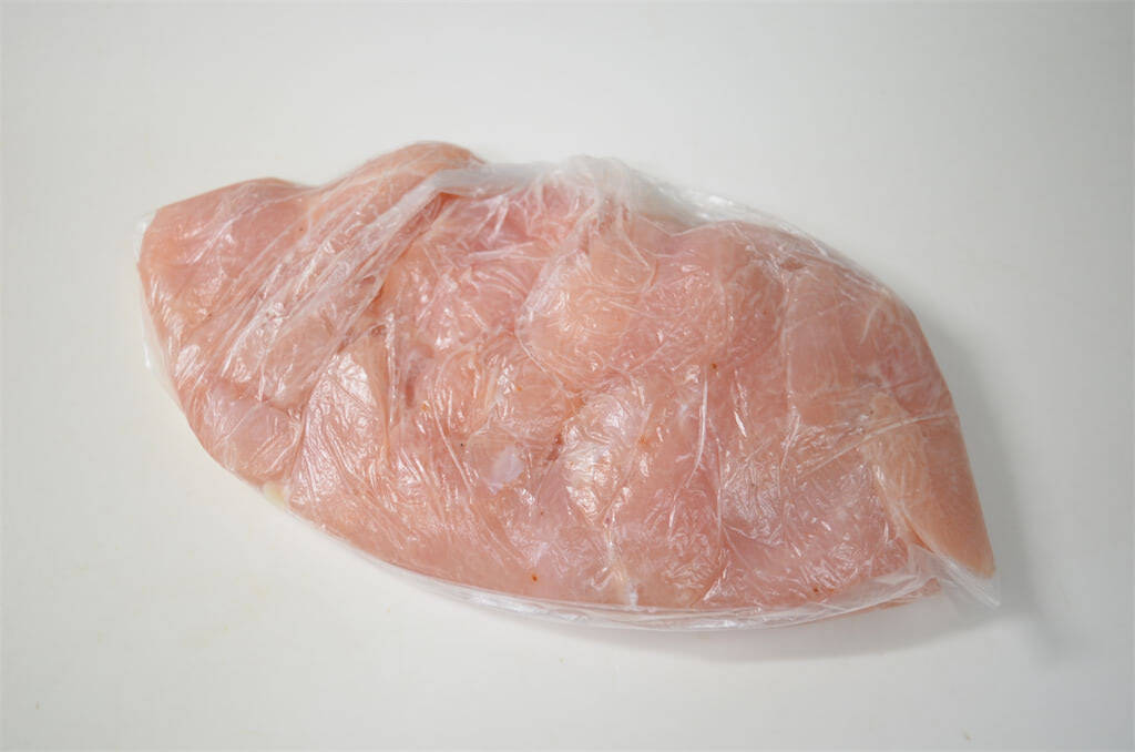 【魔法の粉でパサつきゼロ】鶏むね肉が驚くほどしっとり柔らかスパイシーに♡「あっさり鶏キムチ」作ってみた！