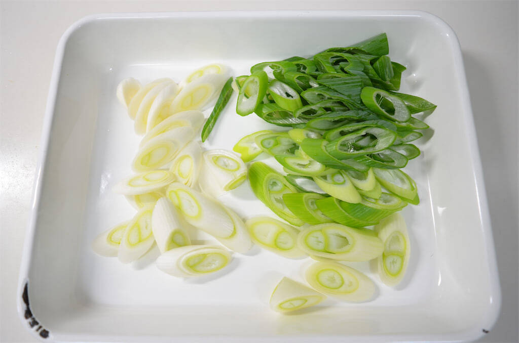 【魔法の粉でパサつきゼロ】鶏むね肉が驚くほどしっとり柔らかスパイシーに♡「あっさり鶏キムチ」作ってみた！