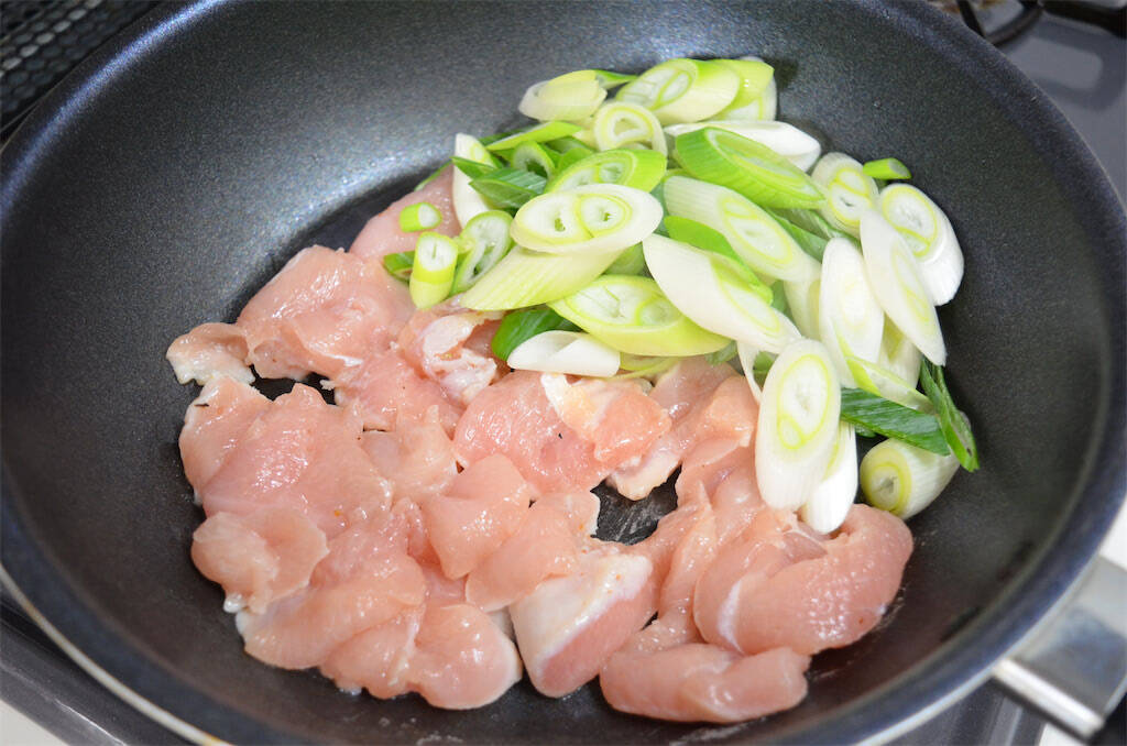 【魔法の粉でパサつきゼロ】鶏むね肉が驚くほどしっとり柔らかスパイシーに♡「あっさり鶏キムチ」作ってみた！
