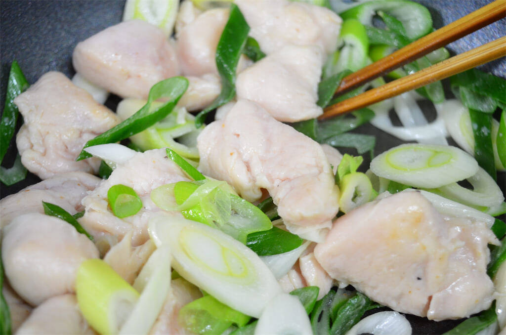 【魔法の粉でパサつきゼロ】鶏むね肉が驚くほどしっとり柔らかスパイシーに♡「あっさり鶏キムチ」作ってみた！
