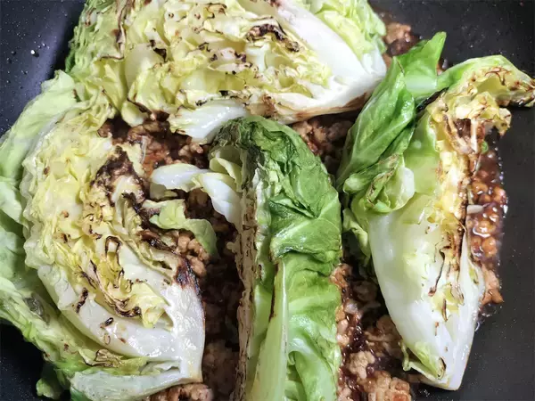 「【フレンチ2つ星の元シェフ】曰く『これ毎日食べたら痩せます』 何故か中華風の「キャベツステーキ」焼こう」の画像