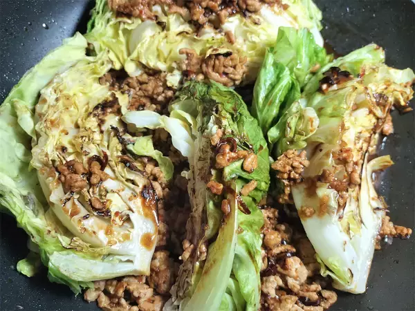 「【フレンチ2つ星の元シェフ】曰く『これ毎日食べたら痩せます』 何故か中華風の「キャベツステーキ」焼こう」の画像