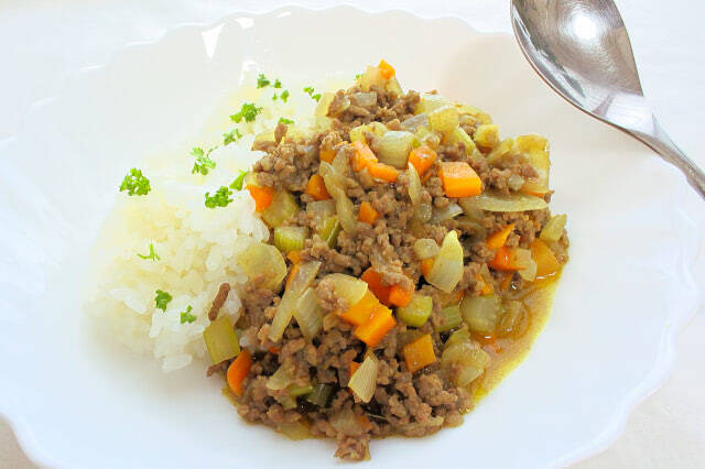 【簡単時短カレー 】煮込み不要ルウ不要！「蒸し煮」で甘み引き出すドライカレー作ってみた！隠し味はセロリ!?