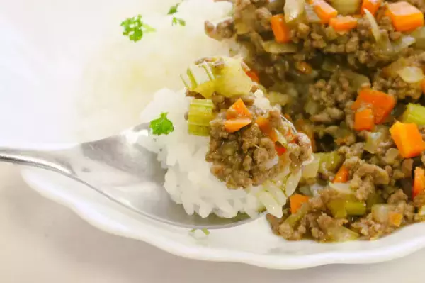 「【簡単時短カレー 】煮込み不要ルウ不要！「蒸し煮」で甘み引き出すドライカレー作ってみた！隠し味はセロリ!?」の画像