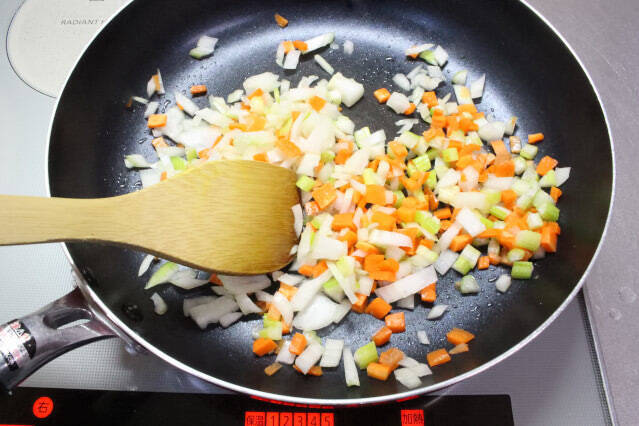 【簡単時短カレー 】煮込み不要ルウ不要！「蒸し煮」で甘み引き出すドライカレー作ってみた！隠し味はセロリ!?