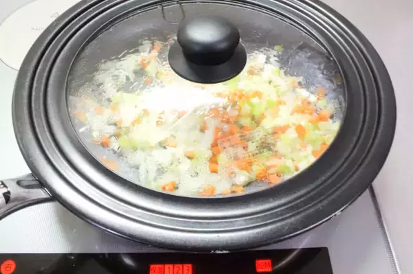 「【簡単時短カレー 】煮込み不要ルウ不要！「蒸し煮」で甘み引き出すドライカレー作ってみた！隠し味はセロリ!?」の画像