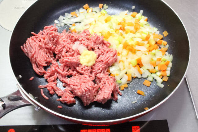 【簡単時短カレー 】煮込み不要ルウ不要！「蒸し煮」で甘み引き出すドライカレー作ってみた！隠し味はセロリ!?