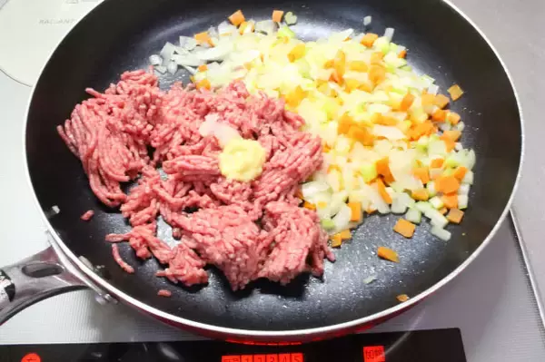「【簡単時短カレー 】煮込み不要ルウ不要！「蒸し煮」で甘み引き出すドライカレー作ってみた！隠し味はセロリ!?」の画像