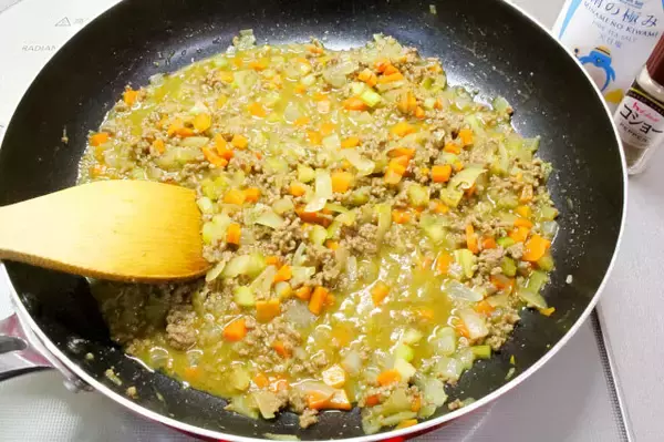 「【簡単時短カレー 】煮込み不要ルウ不要！「蒸し煮」で甘み引き出すドライカレー作ってみた！隠し味はセロリ!?」の画像