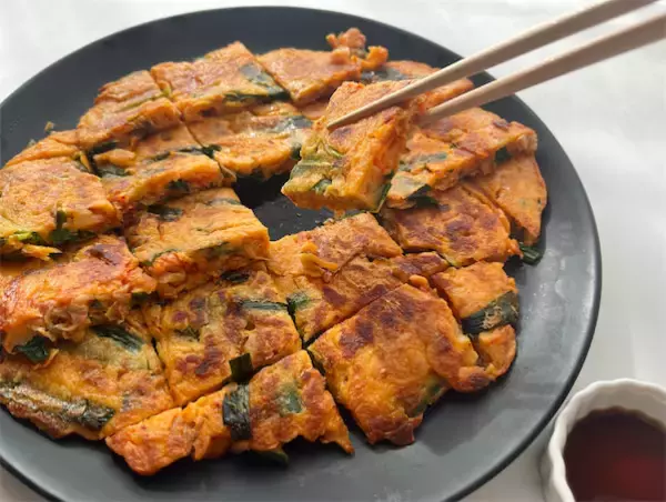 【10分で完成】外サクッ中ふわっ「豆腐キムチチヂミ」作ってみた！腸活もできるって最高か♡