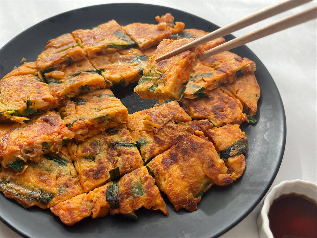 【10分で完成】外サクッ中ふわっ「豆腐キムチチヂミ」作ってみた！腸活もできるって最高か♡