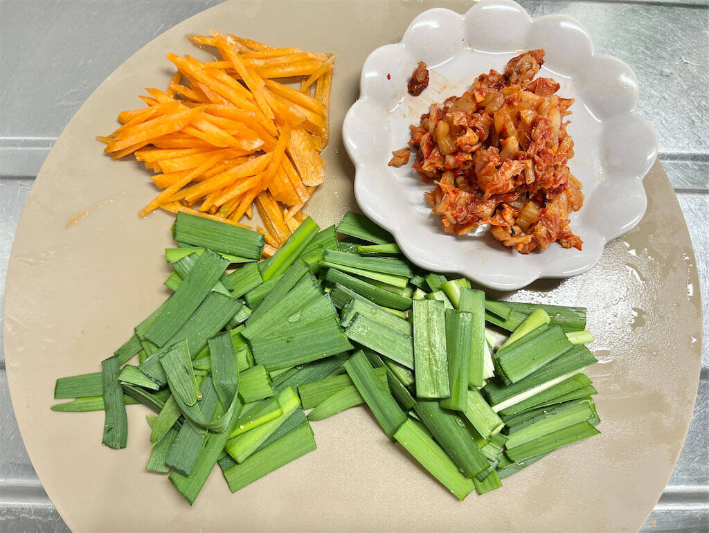 【10分で完成】外サクッ中ふわっ「豆腐キムチチヂミ」作ってみた！腸活もできるって最高か♡