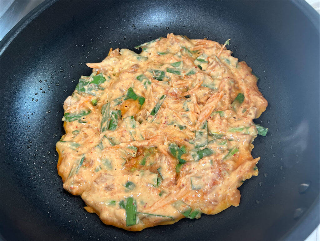 【10分で完成】外サクッ中ふわっ「豆腐キムチチヂミ」作ってみた！腸活もできるって最高か♡