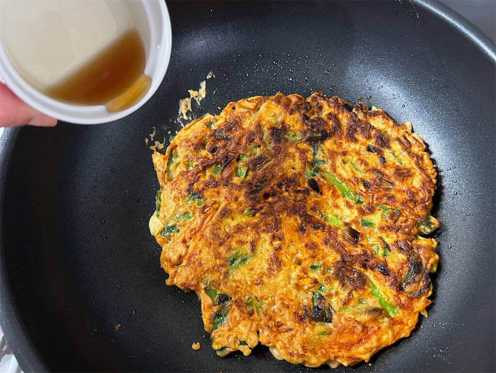 【10分で完成】外サクッ中ふわっ「豆腐キムチチヂミ」作ってみた！腸活もできるって最高か♡