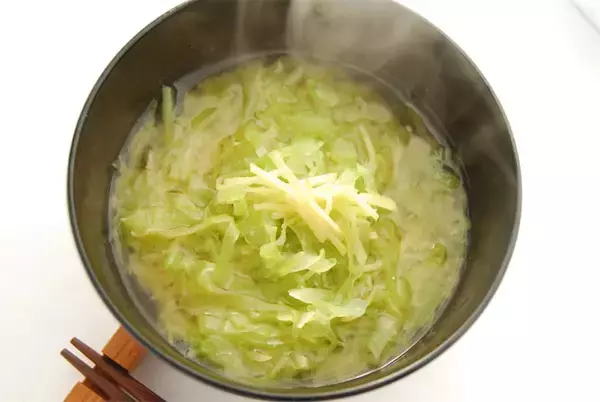【みそ汁に千切りを!?】「春キャベツのみそ汁」はふんわり優しいお味なの♡千切りしょうががシャキピリ♪