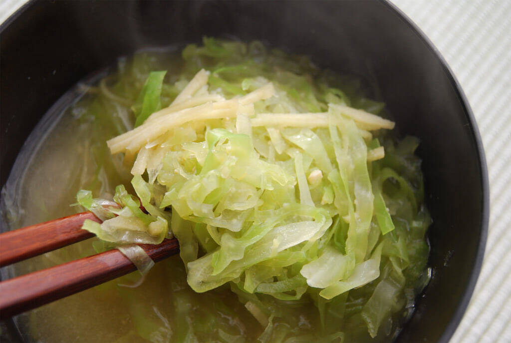 【みそ汁に千切りを!?】「春キャベツのみそ汁」はふんわり優しいお味なの♡千切りしょうががシャキピリ♪