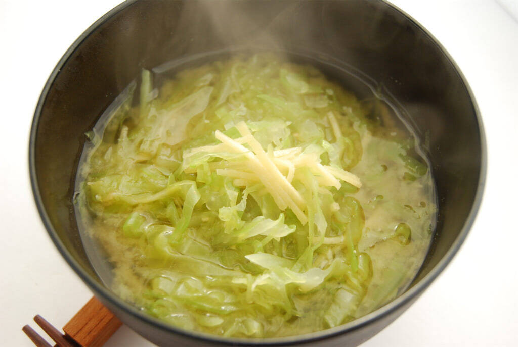 【みそ汁に千切りを!?】「春キャベツのみそ汁」はふんわり優しいお味なの♡千切りしょうががシャキピリ♪