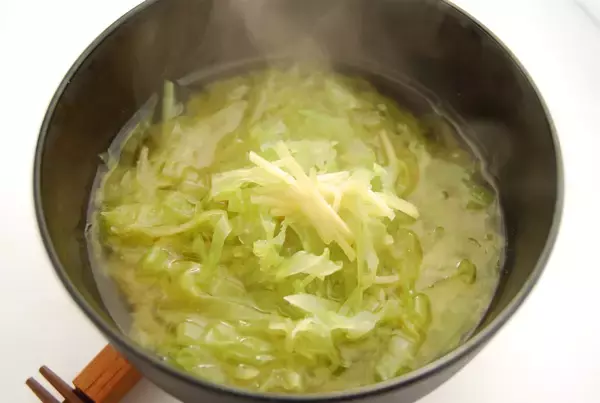「【みそ汁に千切りを!?】「春キャベツのみそ汁」はふんわり優しいお味なの♡千切りしょうががシャキピリ♪」の画像