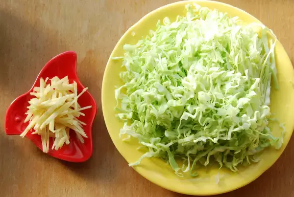 「【みそ汁に千切りを!?】「春キャベツのみそ汁」はふんわり優しいお味なの♡千切りしょうががシャキピリ♪」の画像