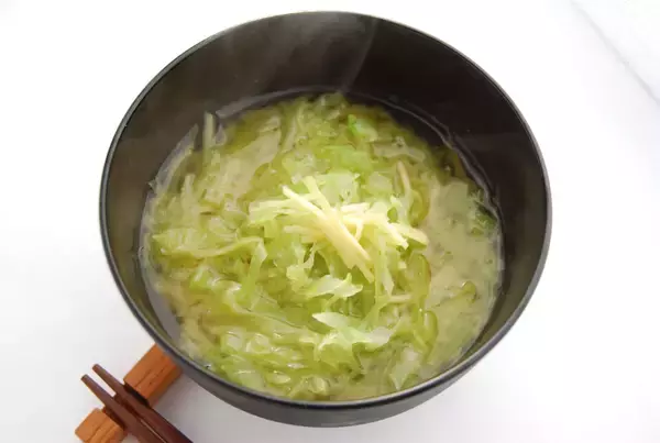 「【みそ汁に千切りを!?】「春キャベツのみそ汁」はふんわり優しいお味なの♡千切りしょうががシャキピリ♪」の画像