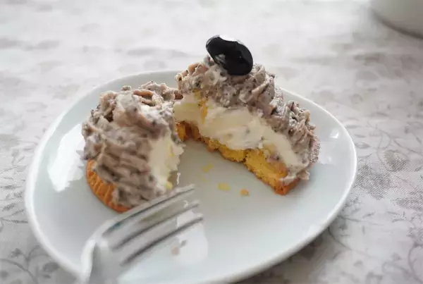 「【余りおせちを活用】黒豆が高級ケーキに!?フジッコ直伝「絶品モンブラン」作ってみた！これが漆黒のくちどけ…♡」の画像