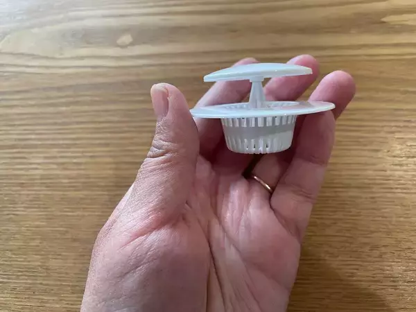 「【洗面台掃除】ダイソー「目隠し洗面ゴミガード」は細かな全面メッシュでゴミを一網打尽！水流れも良好♪」の画像