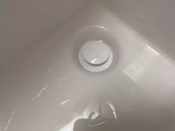 「【洗面台掃除】ダイソー「目隠し洗面ゴミガード」は細かな全面メッシュでゴミを一網打尽！水流れも良好♪」の画像