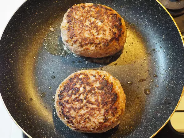 「【ハンバーグ研究家】てりやきソースで食欲爆発！わんぱく過ぎる「ご飯★バーグ」に挑戦♪」の画像