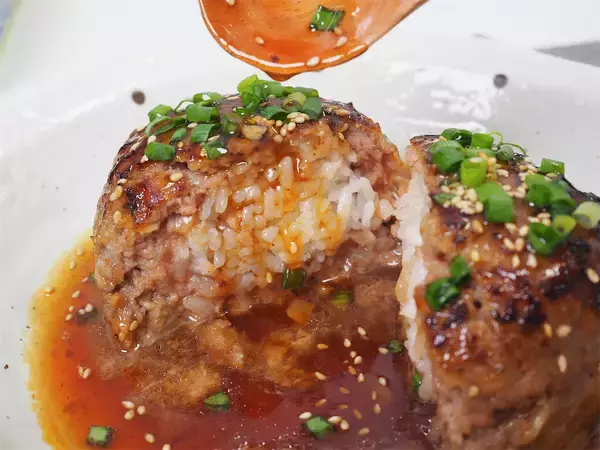 「【ハンバーグ研究家】てりやきソースで食欲爆発！わんぱく過ぎる「ご飯★バーグ」に挑戦♪」の画像