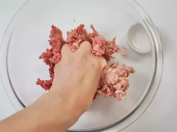 「【ハンバーグ研究家】てりやきソースで食欲爆発！わんぱく過ぎる「ご飯★バーグ」に挑戦♪」の画像