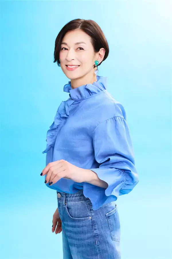 「【鈴木保奈美さん流「還暦」への向き合い方】幽霊役で挑む舞台への意気込みをインタビュー！クールな終活観も」の画像