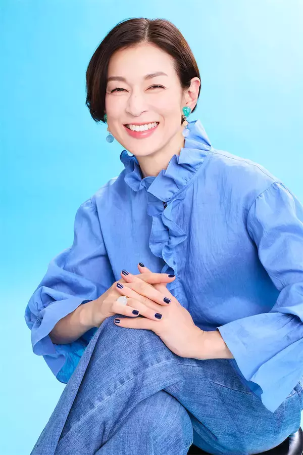 「【鈴木保奈美さん流「還暦」への向き合い方】幽霊役で挑む舞台への意気込みをインタビュー！クールな終活観も」の画像