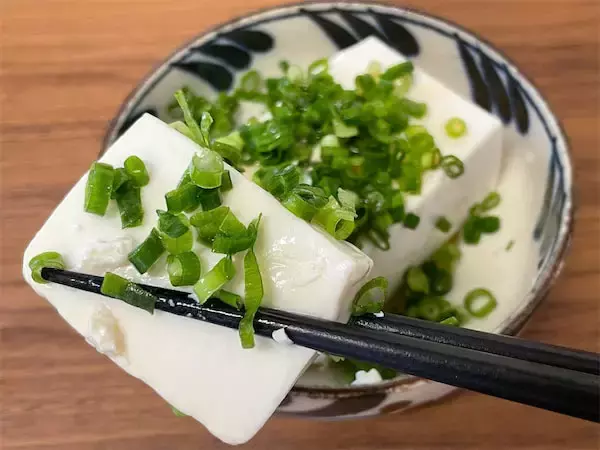 【不思議アレンジ】絹ごし豆腐にアレをかけたら…「え、レバ刺しに変身⁉」嘘かホントか試してみた！