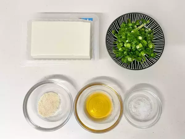 「【不思議アレンジ】絹ごし豆腐にアレをかけたら…「え、レバ刺しに変身⁉」嘘かホントか試してみた！」の画像