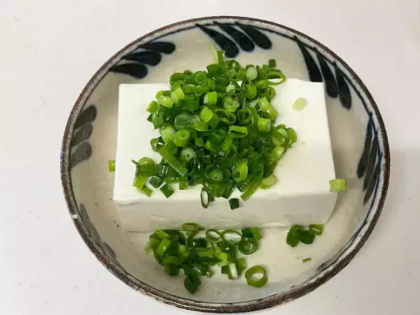 「【不思議アレンジ】絹ごし豆腐にアレをかけたら…「え、レバ刺しに変身⁉」嘘かホントか試してみた！」の画像