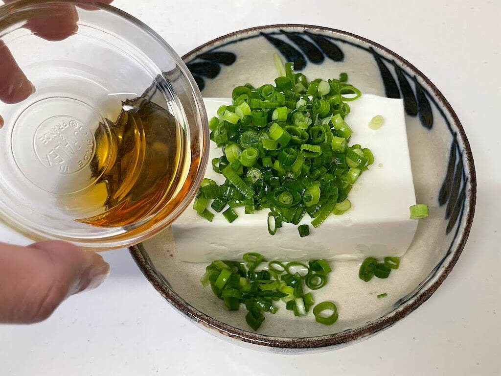 【不思議アレンジ】絹ごし豆腐にアレをかけたら…「え、レバ刺しに変身⁉」嘘かホントか試してみた！