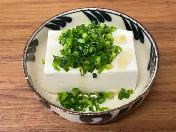 「【不思議アレンジ】絹ごし豆腐にアレをかけたら…「え、レバ刺しに変身⁉」嘘かホントか試してみた！」の画像