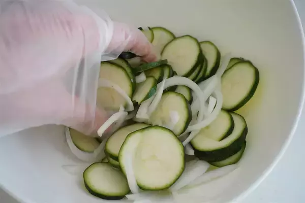 「【ズッキーニが主役！】カリッと香ばしい「ズッキーニのチーズチヂミ」作ってみた！甘いあま～い♪【農家直伝】」の画像