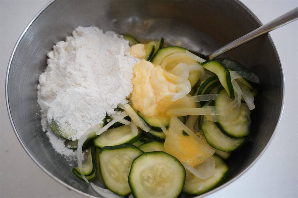 【ズッキーニが主役！】カリッと香ばしい「ズッキーニのチーズチヂミ」作ってみた！甘いあま～い♪【農家直伝】