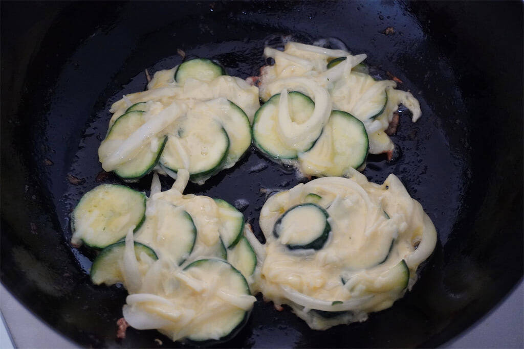 【ズッキーニが主役！】カリッと香ばしい「ズッキーニのチーズチヂミ」作ってみた！甘いあま～い♪【農家直伝】