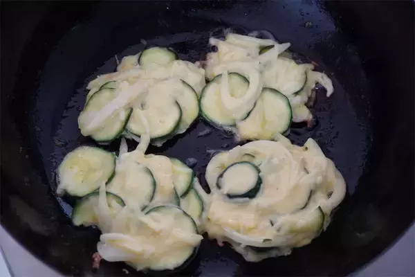 「【ズッキーニが主役！】カリッと香ばしい「ズッキーニのチーズチヂミ」作ってみた！甘いあま～い♪【農家直伝】」の画像