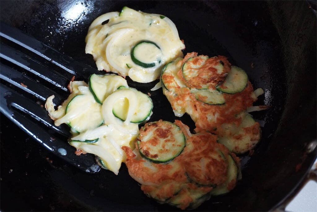【ズッキーニが主役！】カリッと香ばしい「ズッキーニのチーズチヂミ」作ってみた！甘いあま～い♪【農家直伝】