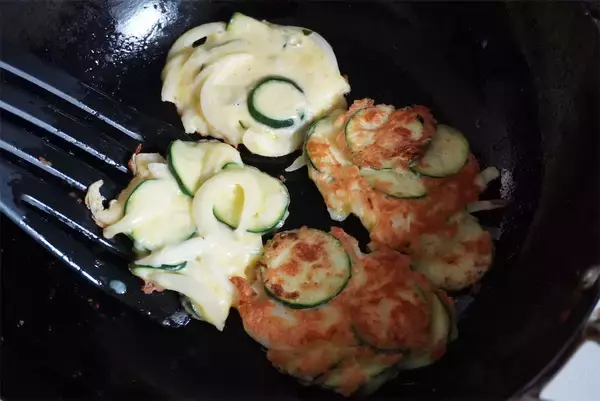 「【ズッキーニが主役！】カリッと香ばしい「ズッキーニのチーズチヂミ」作ってみた！甘いあま～い♪【農家直伝】」の画像