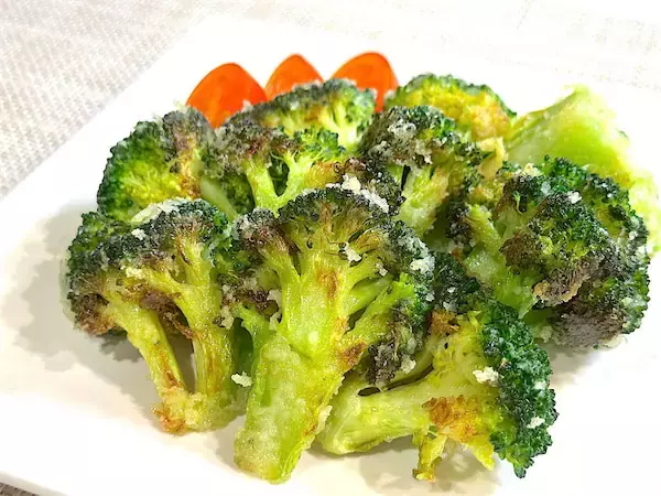 【ブロッコリーもう茹でない】斬新すぎる♡「焼きブロッコリー」作ろう！サックサク食感の秘密は…あの白い粉!?