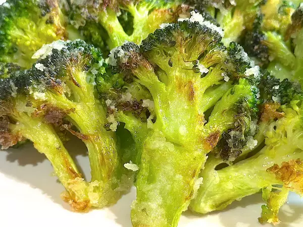 「【ブロッコリーもう茹でない】斬新すぎる♡「焼きブロッコリー」作ろう！サックサク食感の秘密は…あの白い粉!?」の画像