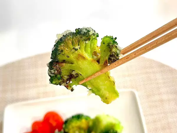「【ブロッコリーもう茹でない】斬新すぎる♡「焼きブロッコリー」作ろう！サックサク食感の秘密は…あの白い粉!?」の画像