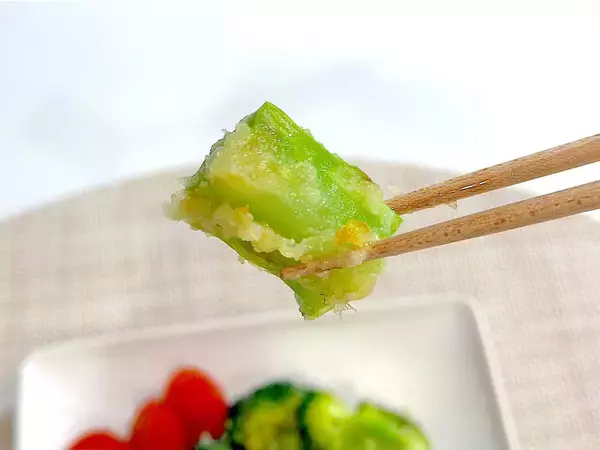 「【ブロッコリーもう茹でない】斬新すぎる♡「焼きブロッコリー」作ろう！サックサク食感の秘密は…あの白い粉!?」の画像